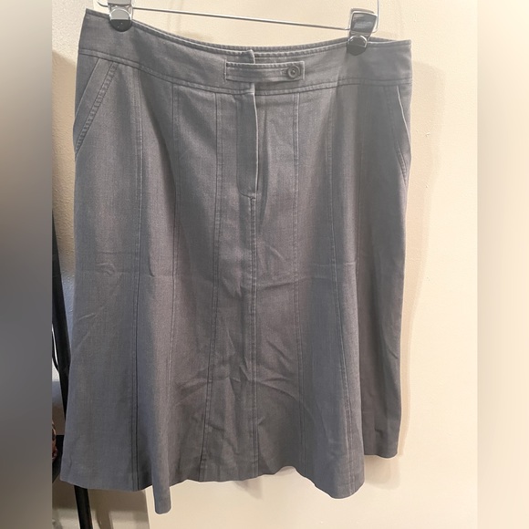 Gray Larry Levine stretch skirt size 12 - Picture 1 of 2